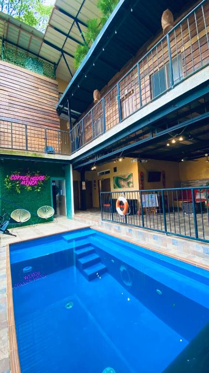 Patio interior con piscina