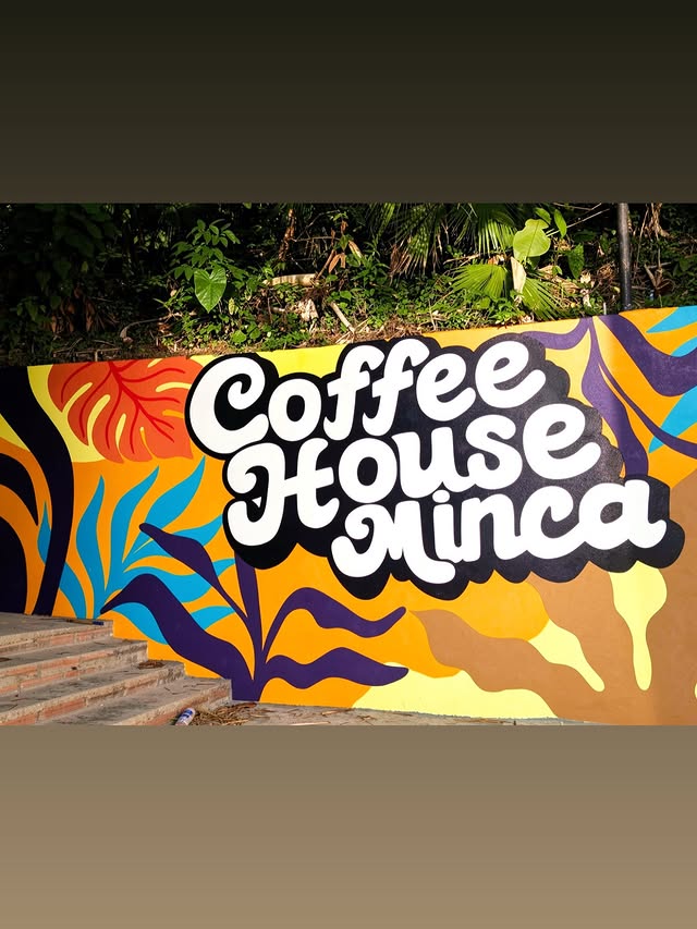 Piscina y habitaciones de Coffee House Minca
